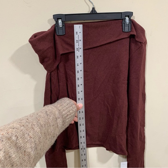 NWT Reformation
Elio Knit Top size small off the shoulder long sleeve women - Picture 4 of 9